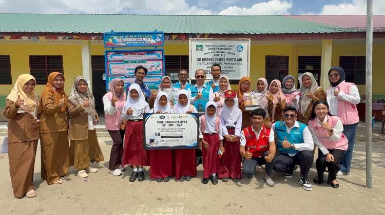 PT BAg Salurkan Beasiswa bagi Siswa Berprestasi di 1 PLTU Pangkalan Susu