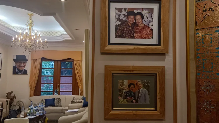 Menjelajahi Lorong Waktu di Rumah Ainun Habibie