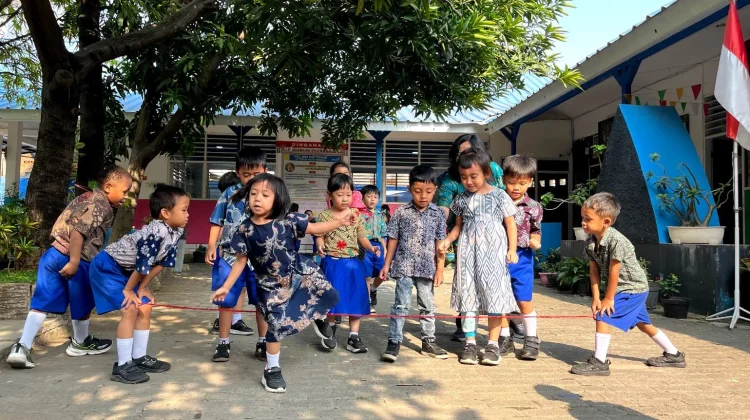 TK Strada Santa Teresia Rajut Kebhinnekaan lewat Permainan Tradisional