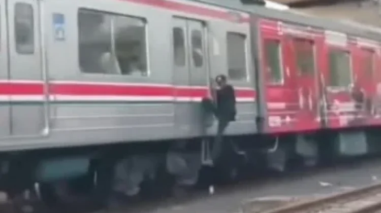 Aksi Nekat di Commuter Line! Pria Diduga Mabuk Bergelantungan di Sisi Luar Kereta
