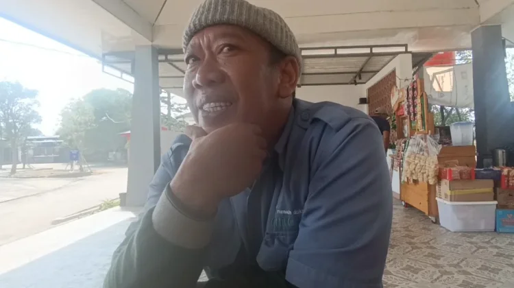 Menembus Asa di Hadapan Bara: Kisah Setia Agus Pengawal Perjalanan Jenazah