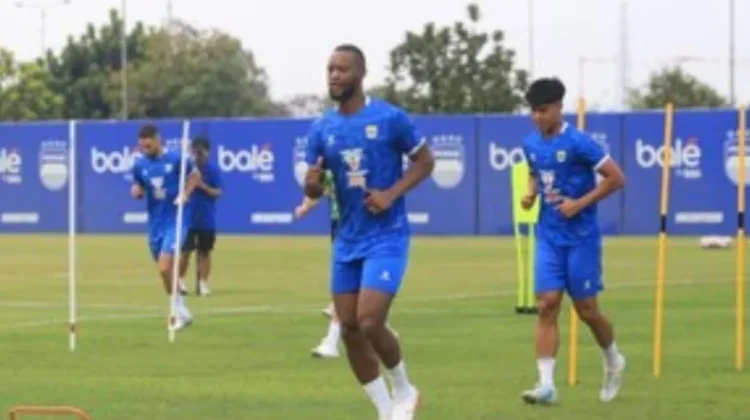 Malam Ini, Persib Duel Arema FC di Piala Presiden