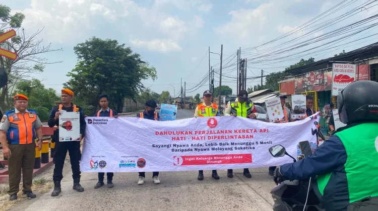 KAI Daop 1 dan Railfans Sosialisasikan Keselamatan di Perlintasan Krenceng–Merak