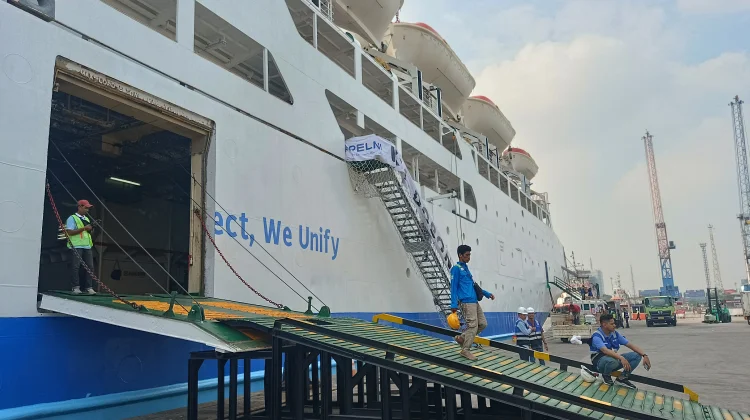KM Ciremai Tiba dari Surabaya, Ratusan Penumpang Padati Pelabuhan Tanjung Priok
