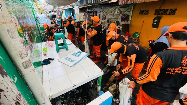 Warga dan PPSU Angkut 250 Karung Sedimen dan Sampah di Grogol