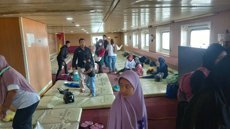 KM Ciremai Berlayar ke Indonesia Timur, Ribuan Penumpang Padati  Tanjung Priok