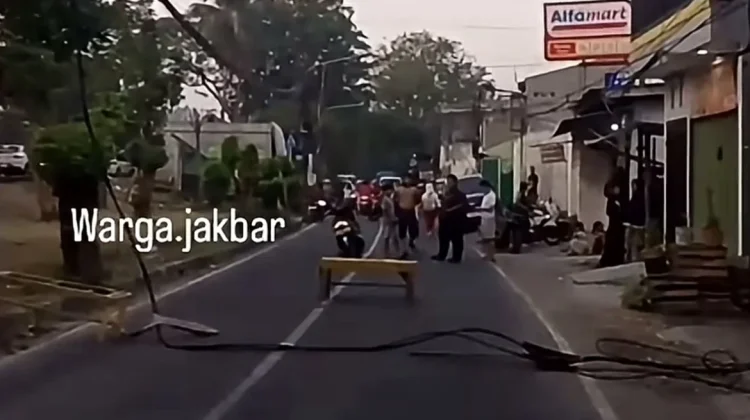 Kabel PLN Putus Tertabrak Truk, Lalu Lintas di Kembangan Sempat Terganggu