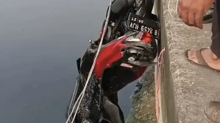 Diduga Hilang Kendali, Pengendara Motor Tercebur ke Kali Mookervart Cangkareng