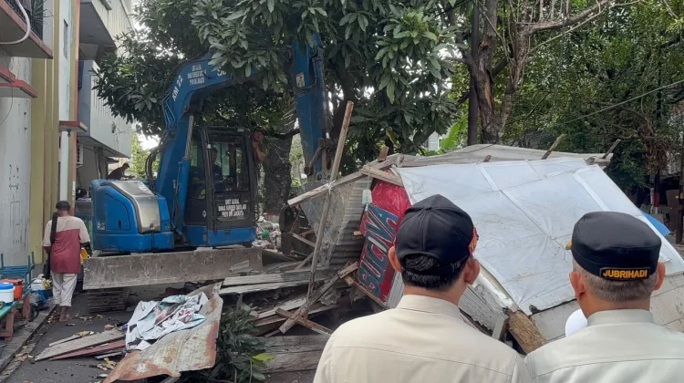 Puluhan Bangunan Liar di Bantaran Kali Sentiong Dibongkar