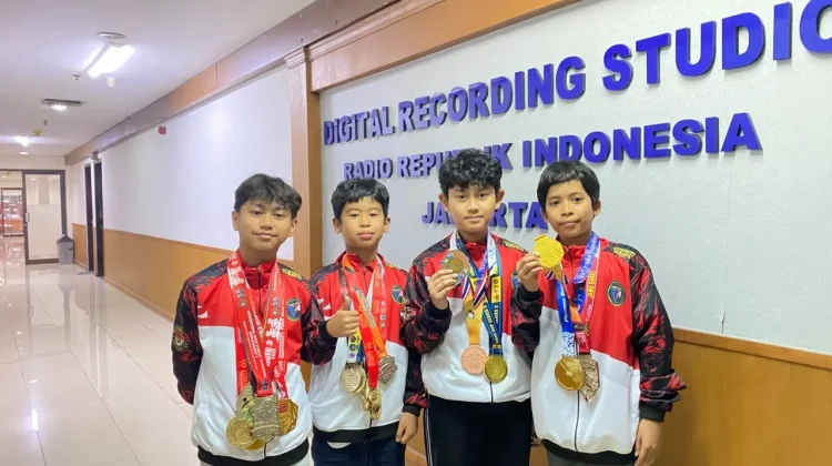 Para Pelajar Berprestasi Jajal Proses Rekaman Idola Anak