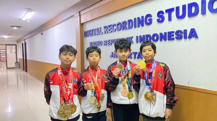 Para Pelajar Berprestasi Jajal Proses Rekaman Idola Anak