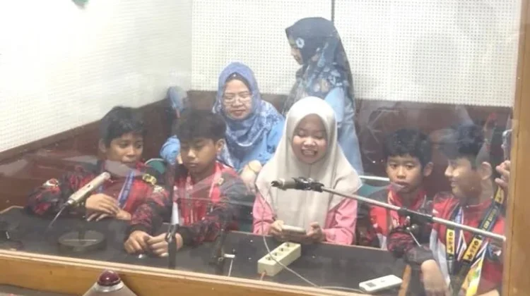 Para Pelajar Berprestasi Jajal Proses Rekaman Idola Anak