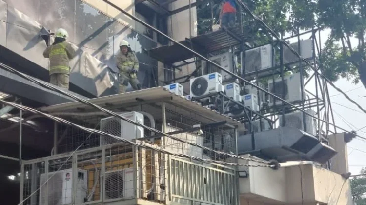 Intalasi AC Gedung di Gropet Terbakar, Damkar Kerahkan Tujuh Unit