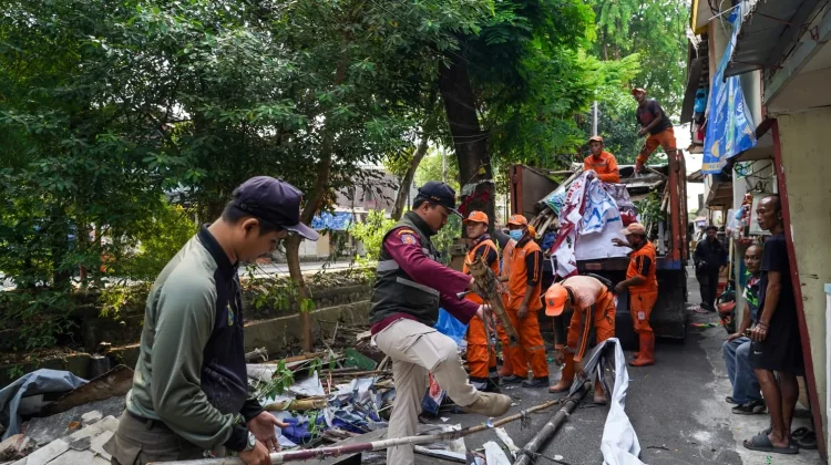 Penataan Kawasan Paseban Berlanjut, Puing di Kali Sentiong Dibersihkan