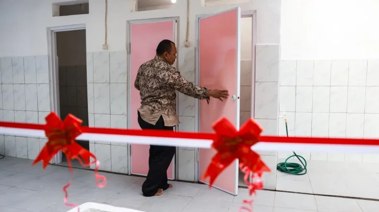 Pemkot Jakpus dan IIDI Resmikan Tiga Bilik MCK di Kampung Rawa