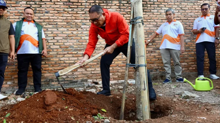 Pemkot Jakpus Tanam Tabebuya dan Panen Hasil Kebun di Paseban