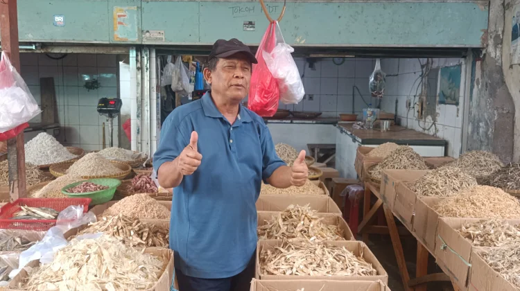 Menjaga Asa Lapak Warisan: Cerita Abdullah Menyusuri Pasang Surut Pasar Ikan Asin