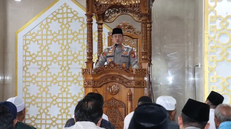 Awali Pengabdian, Kapolres Jakbar Sampaikan Pesan Kebersamaan saat Khutbah Jumat