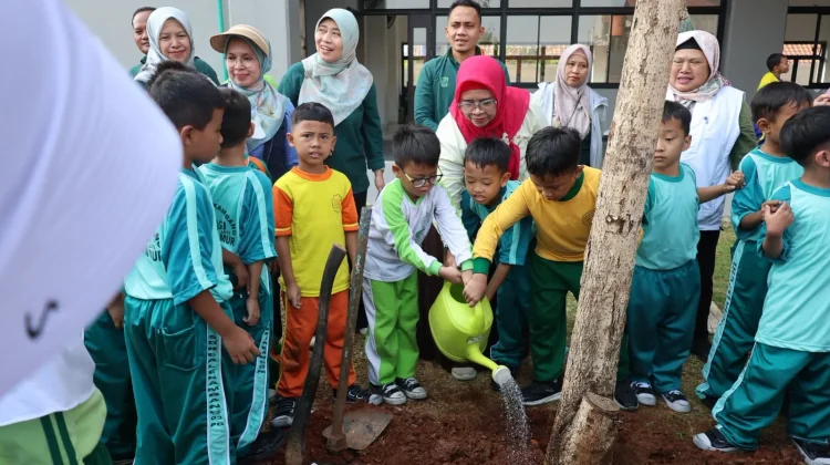 Libatkan Siswa, Sudin Tamhut Jakarta Timur Edukasi Tanam Pohon