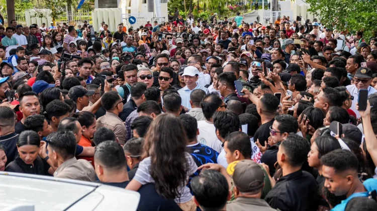 Warga Berebut Salaman dan Foto dengan Jokowi di CFD Kupang