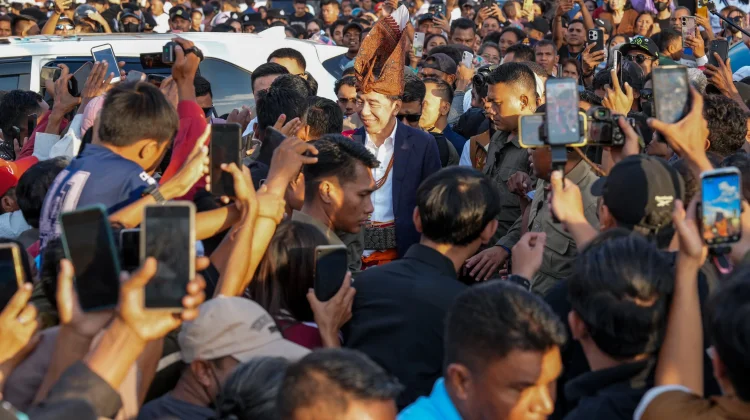 Warga Berebut Rekam Jokowi Dinobatkan sebagai Sesepuh Raja-raja Timor