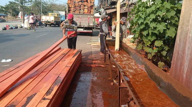 Tiga Dekade Memanggul Nasib: Otot dan Keringat Buruh di Lapak Kayu Kalibaru