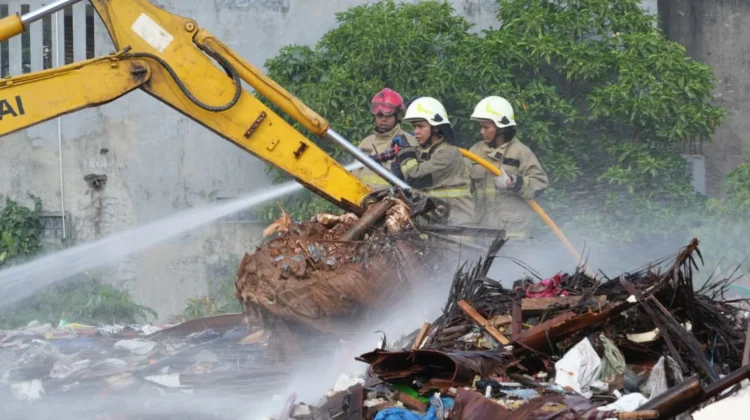 Pemprov Fokus Pendinginan-Pengangkutan, Pasca Kebakaran Sampah di Kawasan Jaktim