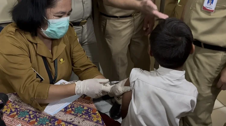 Jakbar Mulai Vaksinasi HPV bagi Anak Laki-laki, Ratusan Siswa SDN Meruya 02 Disuntik
