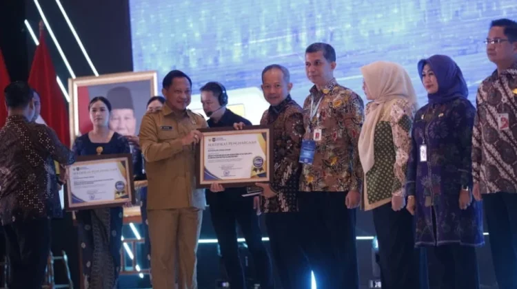 Bupati Kepulauan Seribu Terima Penghargaan IKD Dukcapil Prima Award