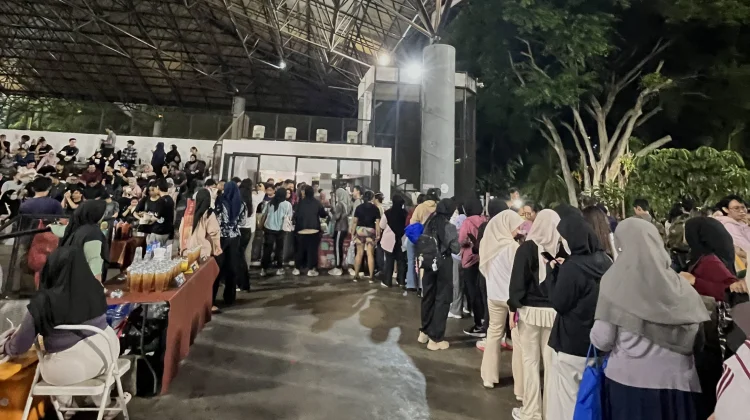 Bakso di Stadion Softball GBK Viral, Pengunjung Antre demi Nikmati City Light