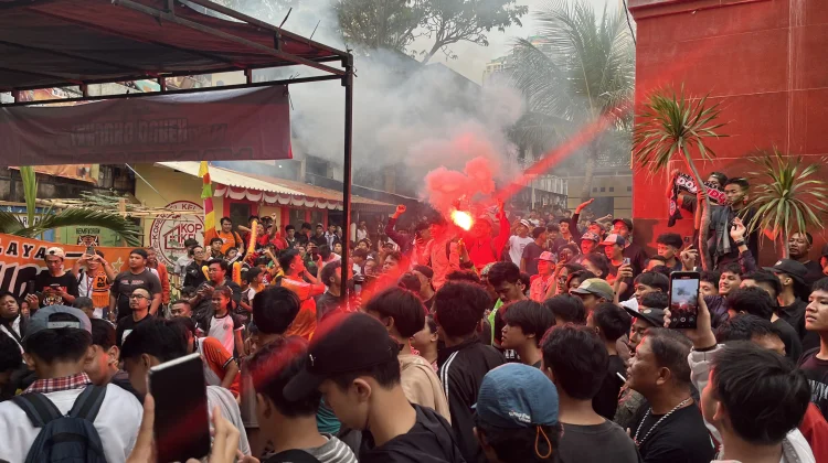 Warga Padati Nobar Persija vs Persib di Kantor Lurah Tanjung Duren Selatan