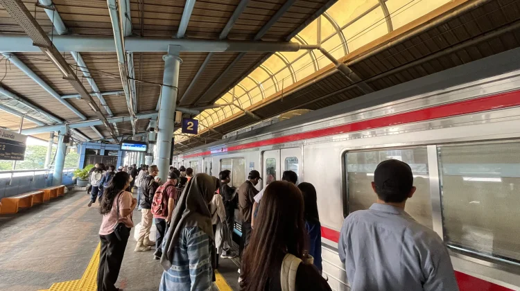 Pertama Kali Naik KRL? Perhatikan Tips ini!