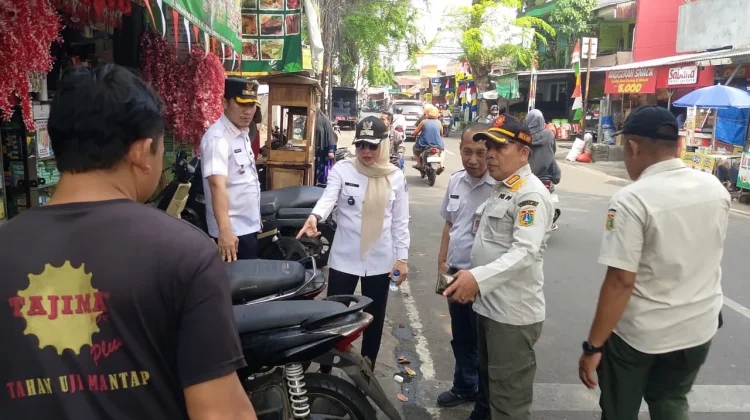 Operasi Rabu Tertib, Petugas Tertibkan PKL dan Parkir Liar di Johar Baru