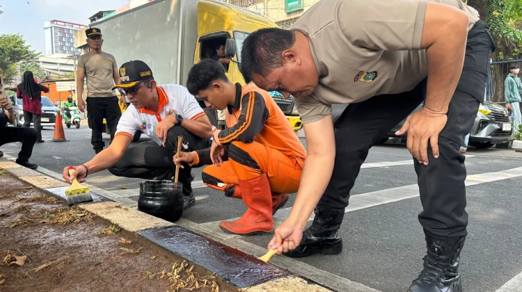 Sambut HUT RI ke-81, Kelurahan Senen Cat Kanstin dan Gelar Lomba Gapura