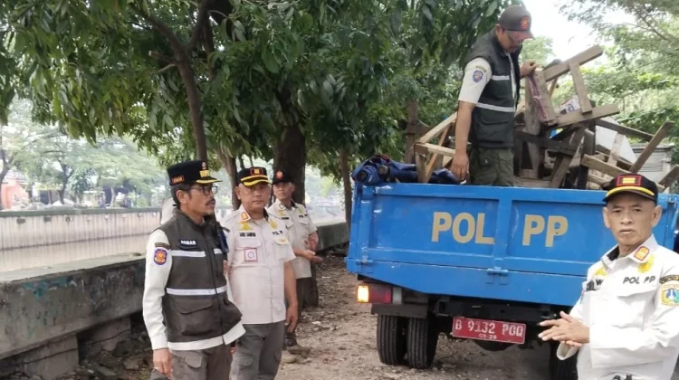 Pemkot Jakbar Tertibkan PKL yang Berjualan di Trotoar Kembangan Jakbar