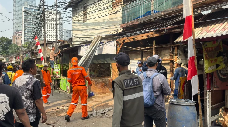 Puluhan Bangunan di Atas Saluran PHB Karet Tengsin Dibongkar