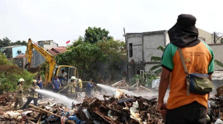 Kebakaran TPS Liar Ungkap Celah Pengawasan Sampah Jakarta yang Kronis
