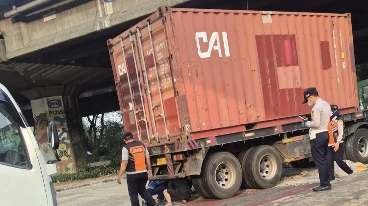 Diduga Hilang Kendali, Truk Tabrak Separator Busway di Daan Mogot Cengkareng