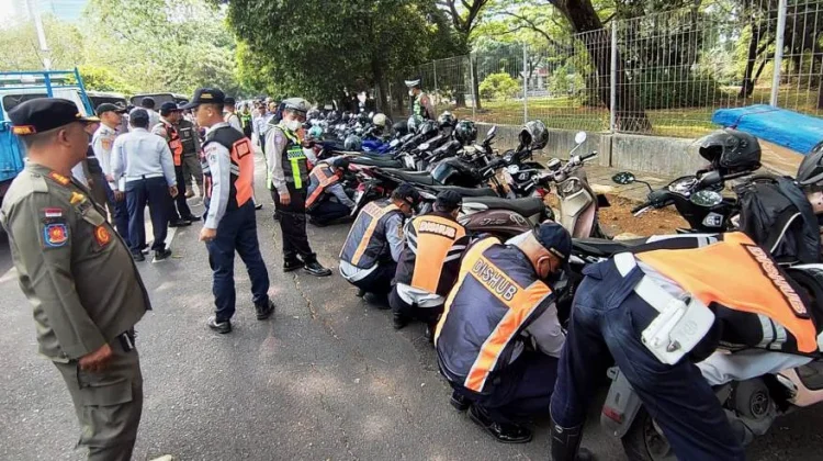 Sebanyak 235 Motor Parkir Liar Dicabut Pentil di Kembangan Jakbar