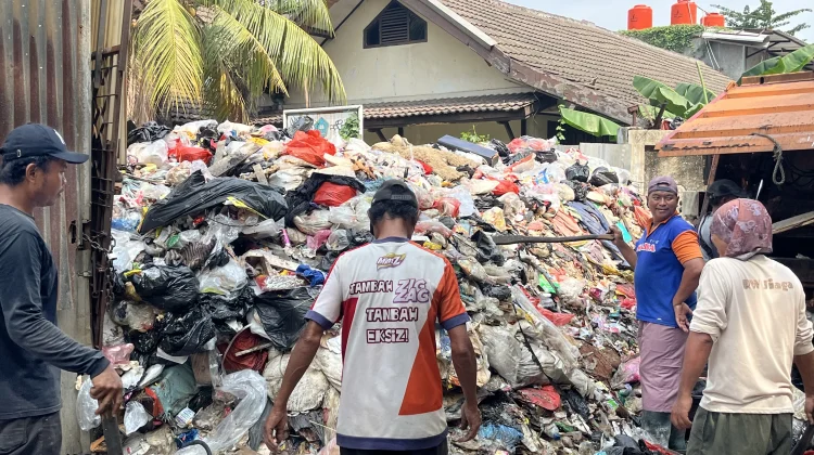 Gunungan Sampah di Kedaung Kaliangke Jakbar Ganggu Akses Sekolah