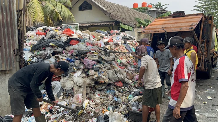 Gunungan Sampah di Kedaung Kaliangke Ditargetkan Bersih dalam 2-3 Hari