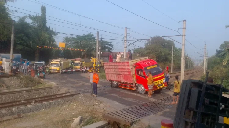 KAI Ingatkan Kendaraan Laik Jalan saat Lewati Perlintasan