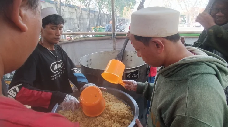 Dapur Mbah Priuk Siapkan Ribuan Nampan Nasi Kebuli di Haul Akbar Mbah Priuk