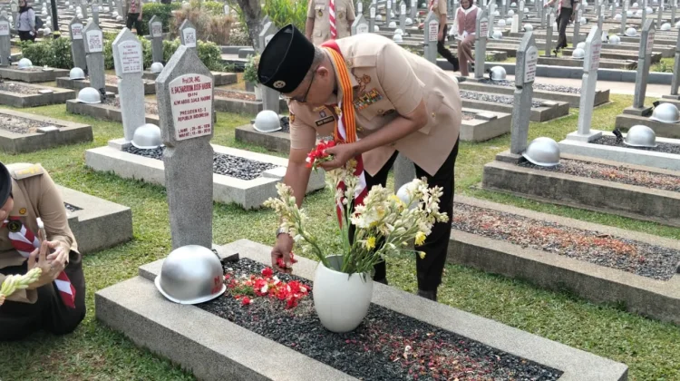 Sambut HUT ke-65 Tahun, Gerakan Pramuka Gelar Tabur Bunga di Makam Pahlawan