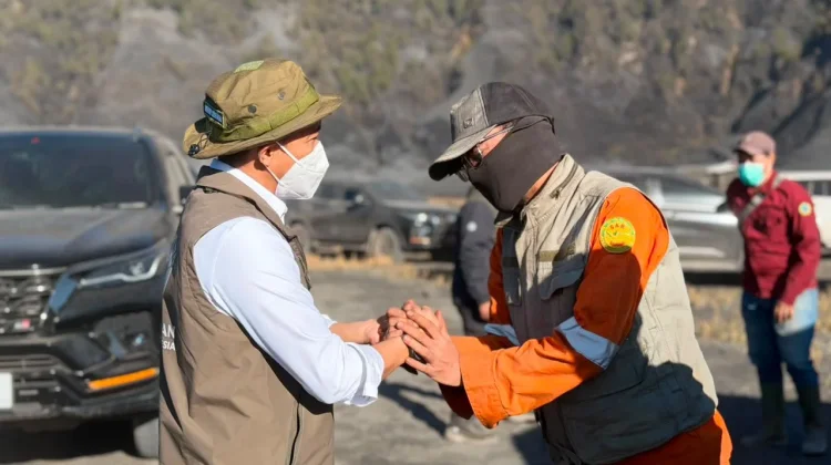Menhut Raja Antoni Turun Langsung Cek Kebakaran Bromo
