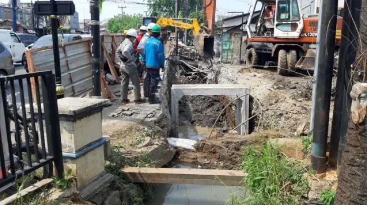Ada Perbaikan Drainase, Pengendara di Jl. Muchtar Tabrani Waspada