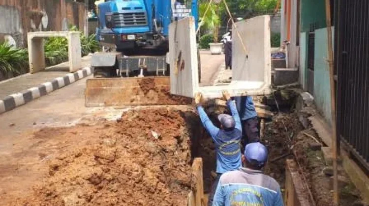 Ada Perbaikan Drainase, Pengendara di Jl. Muchtar Tabrani Waspada