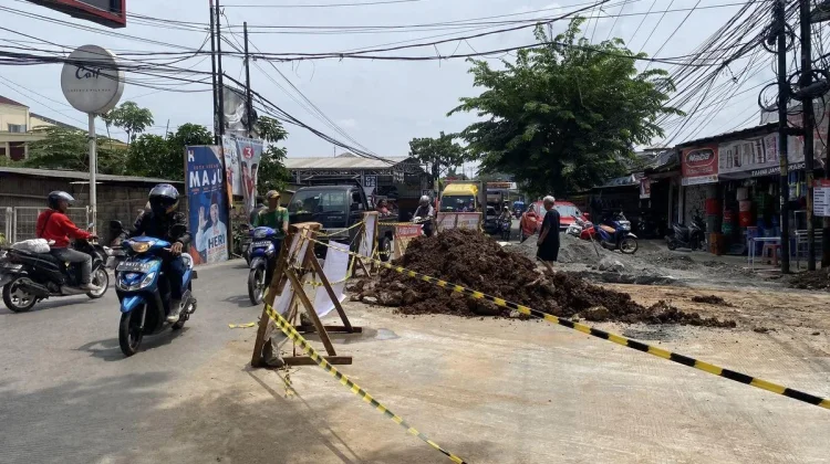 Ada Perbaikan Drainase, Pengendara di Jl. Muchtar Tabrani Waspada