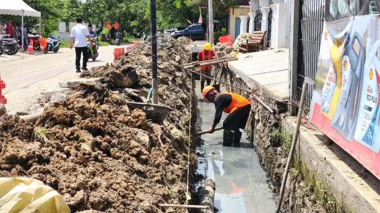 Ada Perbaikan Drainase, Pengendara di Jl. Muchtar Tabrani Waspada