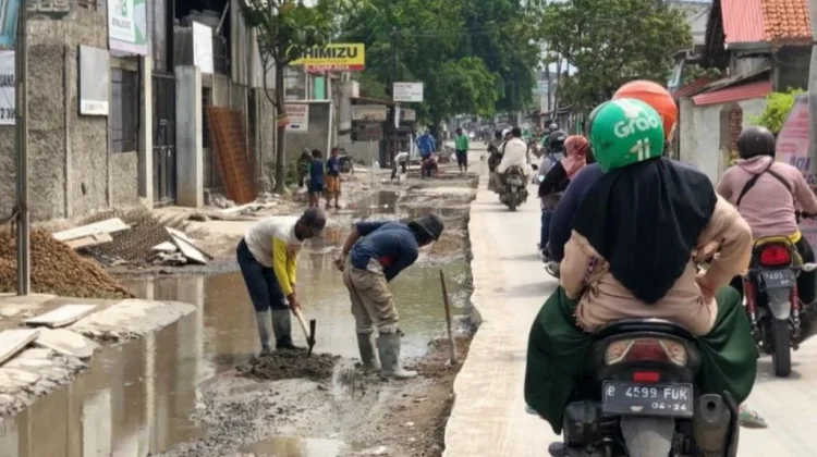 Ada Perbaikan Drainase, Pengendara di Jl. Muchtar Tabrani Waspada